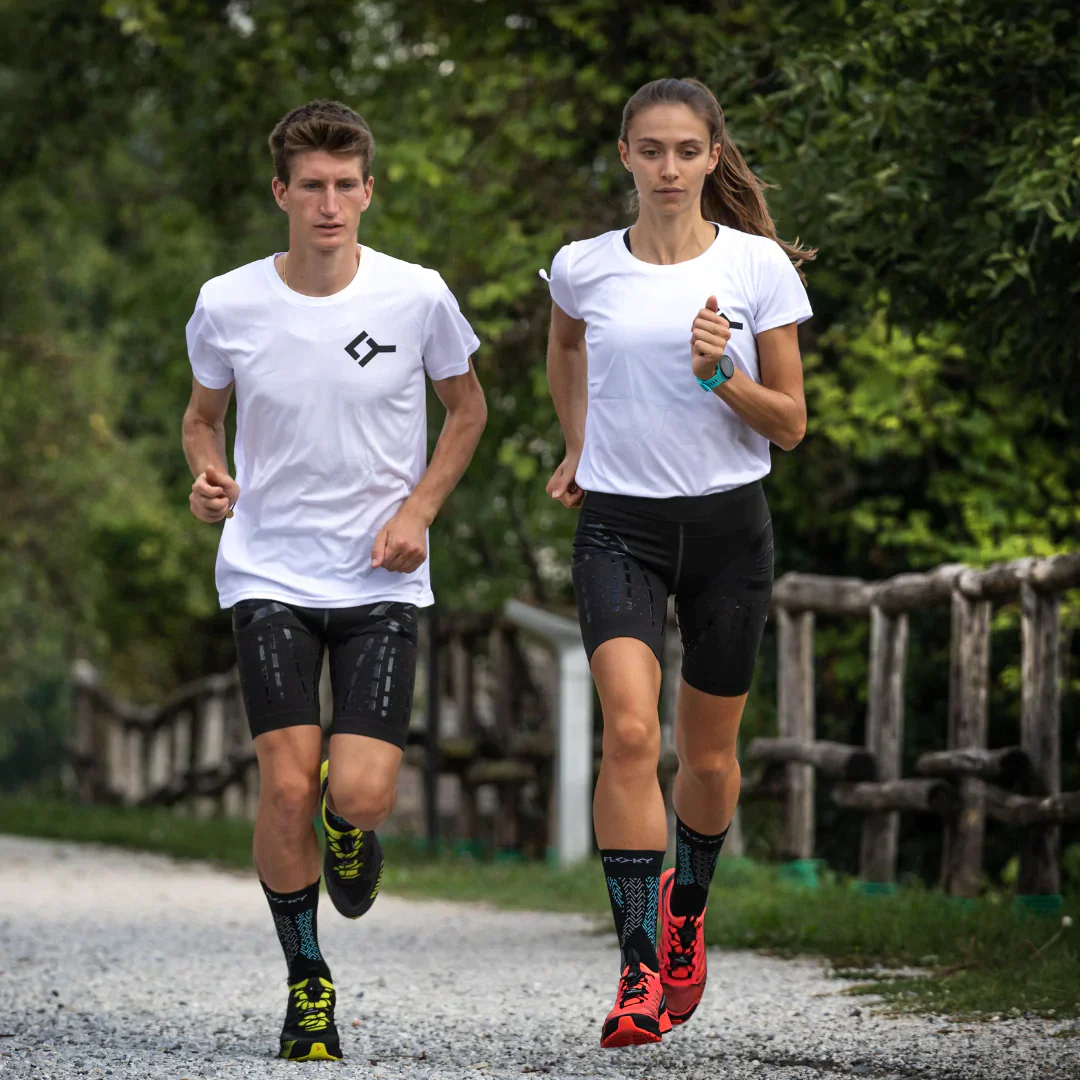 Athlètes en mouvement sur terrain de trail